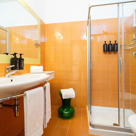 Palace 4* ביביונה