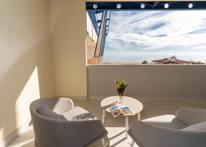 Palace 4* ביביונה